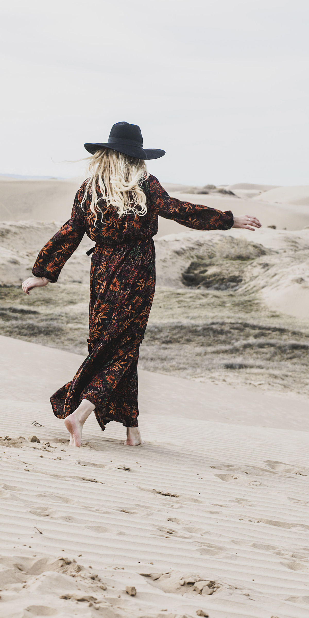 Femme marchant dans le sable